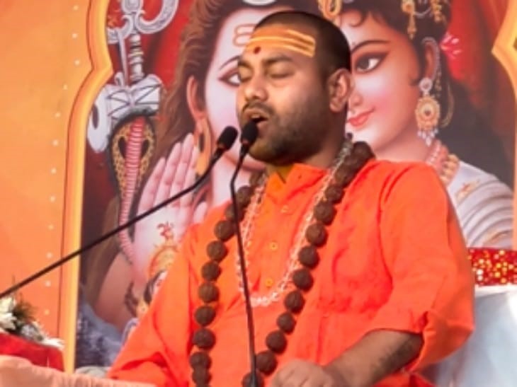 स्वामी चिदात्मानंद सरस्वती द्वारा श्रीमद भागवत कथा सुनाते हुए, वारिसनगर में श्रद्धालु