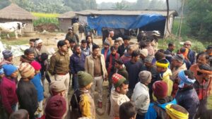 पुलिस जांच करती हुई