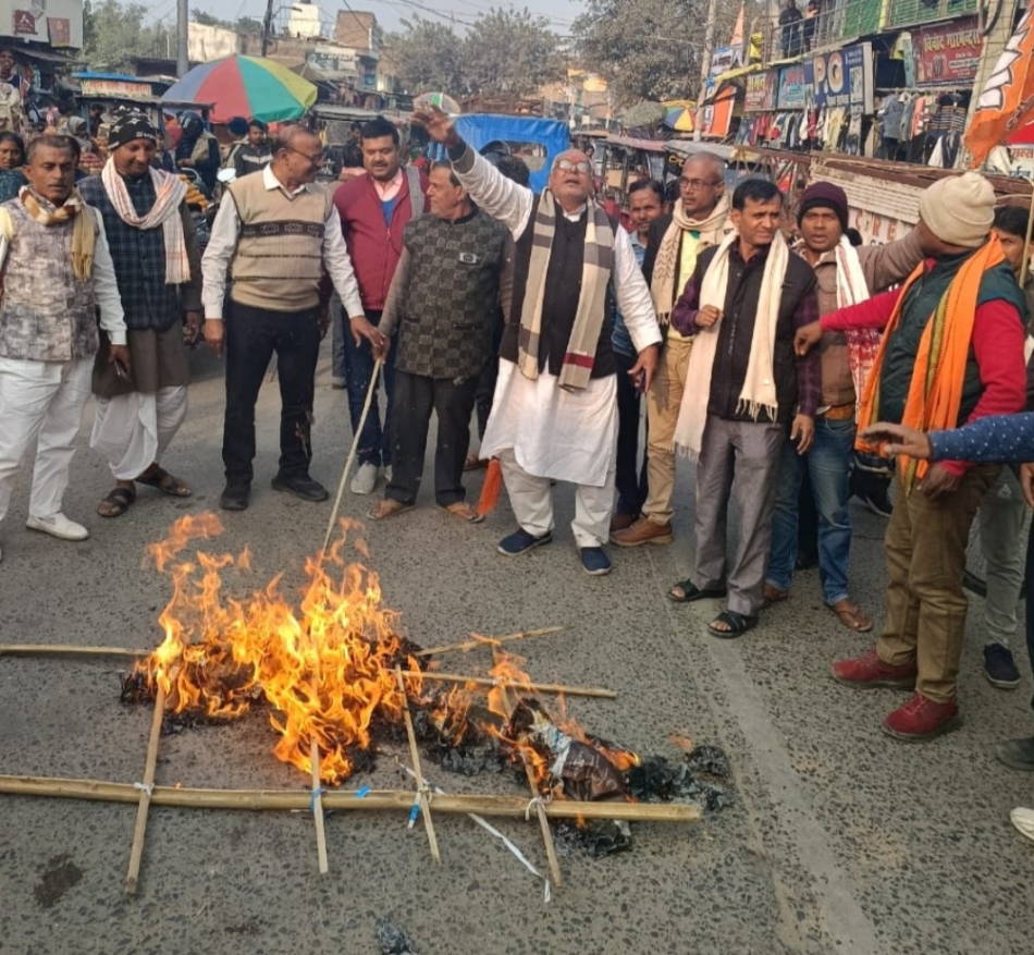विभूतिपुर विधायक अजय कुमार का पुतला दहन करते भाजपा कार्यकर्ता