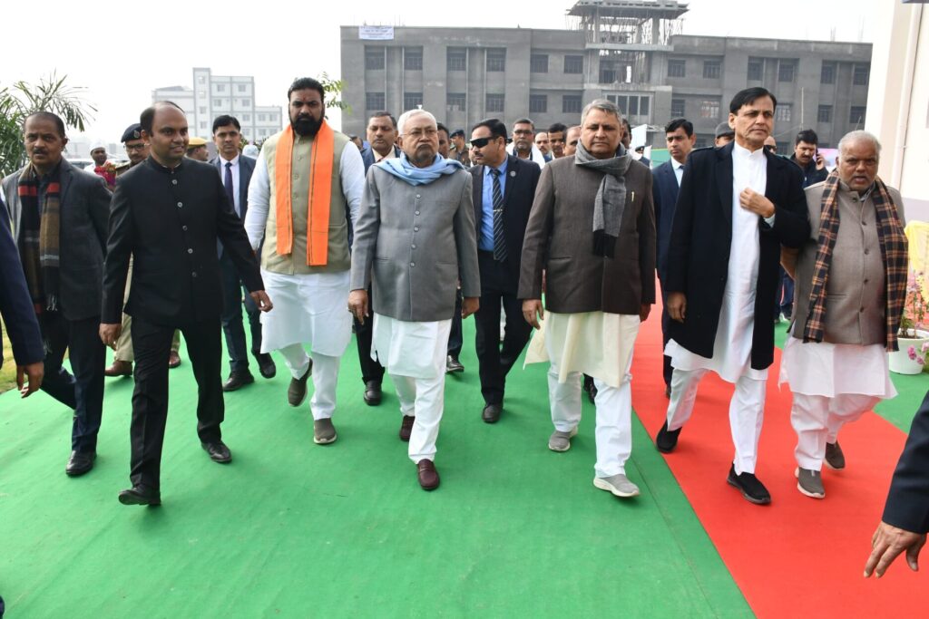 प्रगति यात्रा के दौरान योजनाओं का निरीक्षण करते सीएम व मौजूद अन्य