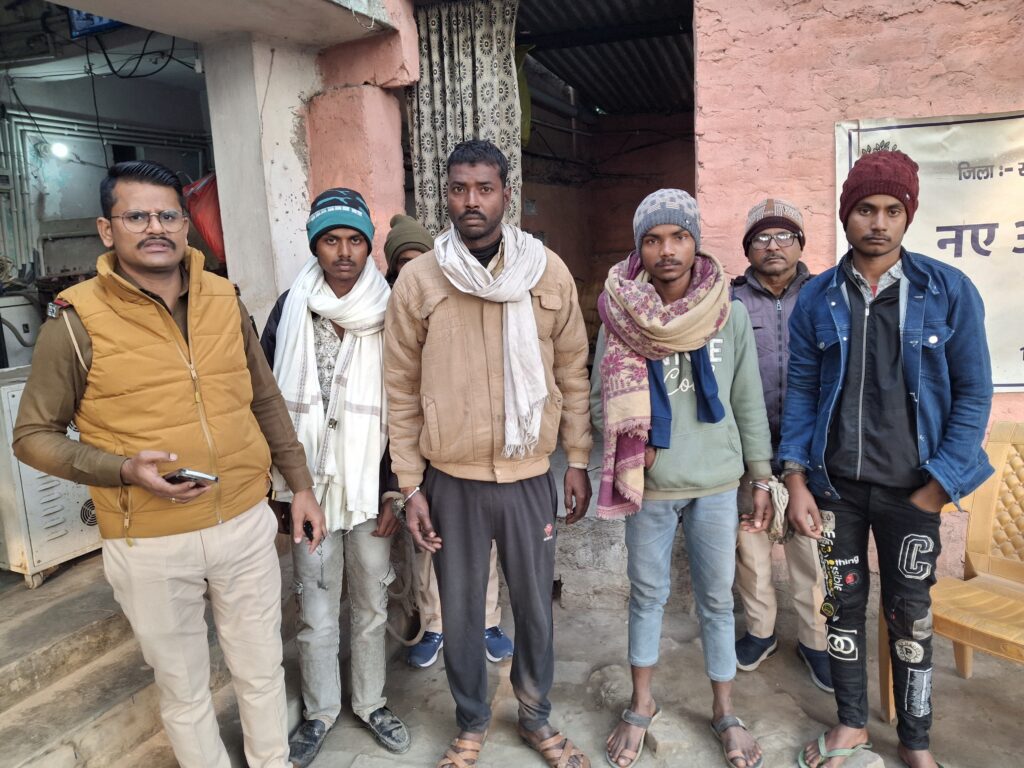 हलई पुलिस द्वारा लूट और हथियार के मामलों में गिरफ्तार आरोपी