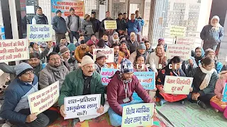 समस्तीपुर कोर्ट परिसर में धरना दे रहे कोर्ट कर्मी।